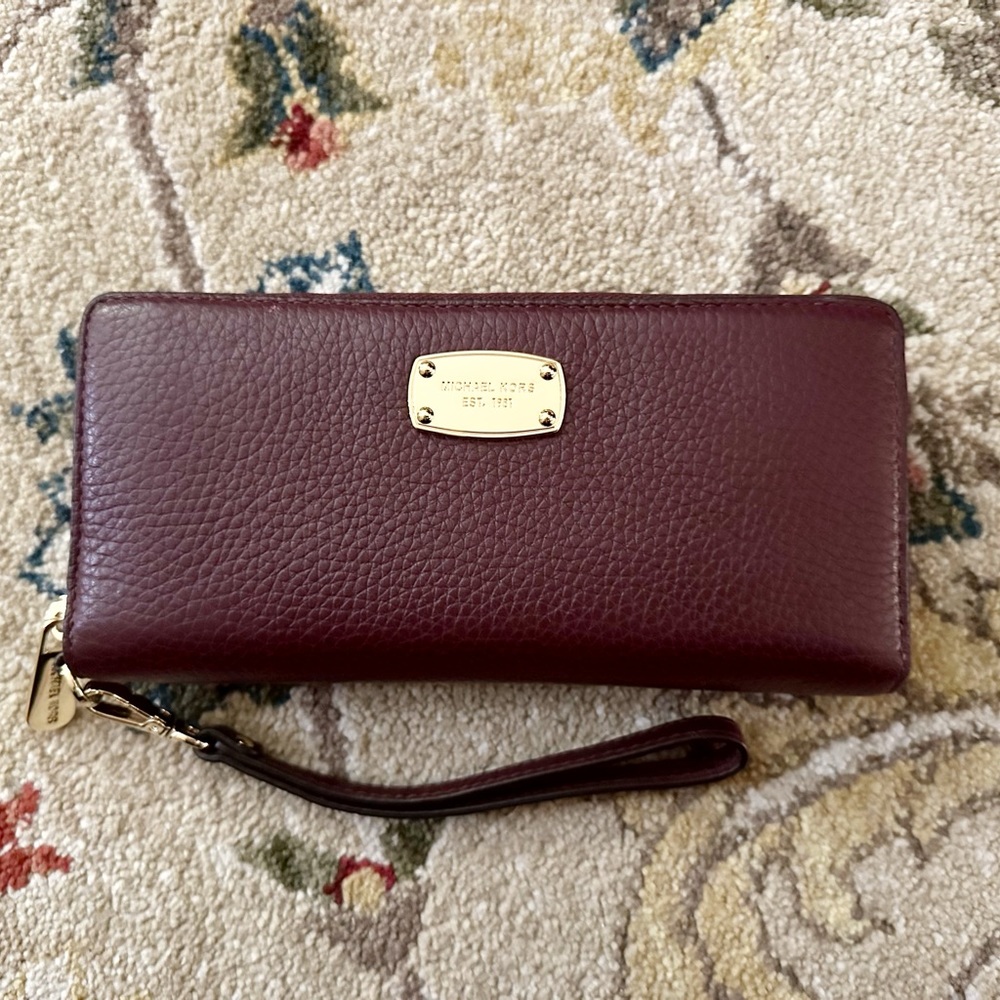 Michael Kor’s Jet Set Continental Travel Full Zip Leather Wallet - Picture 3 of 13